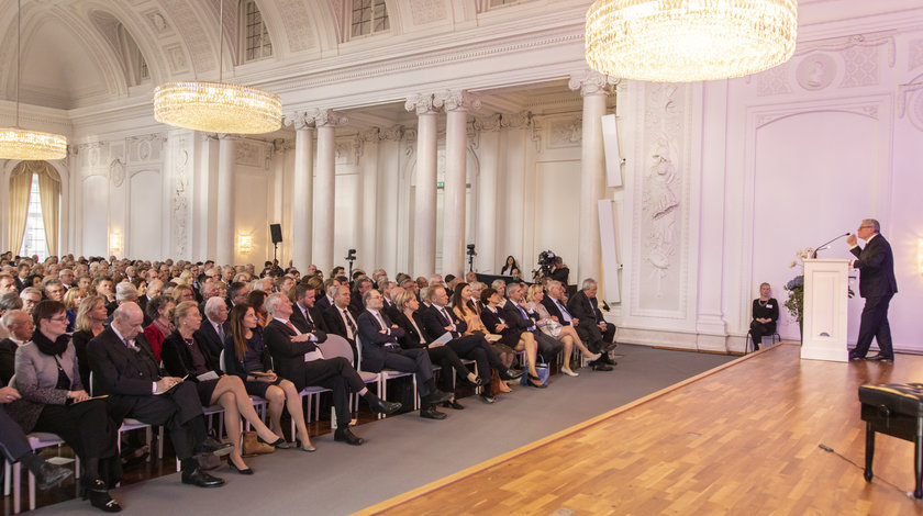 Bundespräsident a.D. Joachim Gauck hält eine Laudatio im Neuen Schloss in Stuttgart