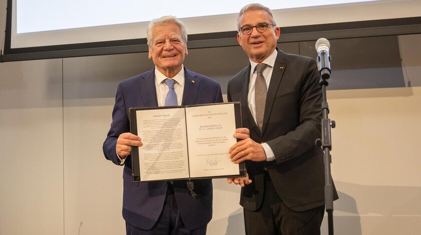 Bundespräsident a.D. Joachim Gauck bei der Preisverleihung mit Thomas Strobl, stellvertretender Ministerpräsident und Minister des Inneren, für Digitalisierung und Kommunen des Landes Baden-Württemberg