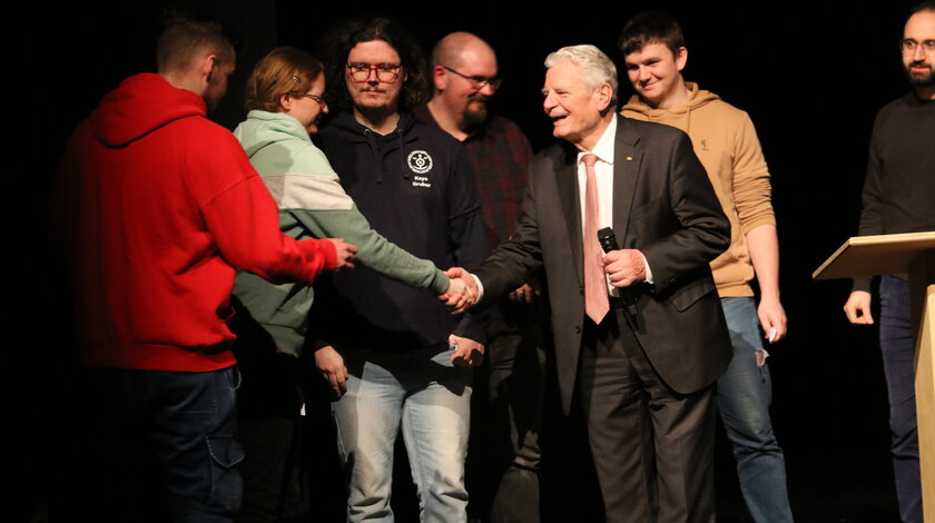 Bundespräsident a.D. Joachim Gauck im Austausch mit Auszubildenden der Bundeswehr im Stadttheater Wilhelmshaven