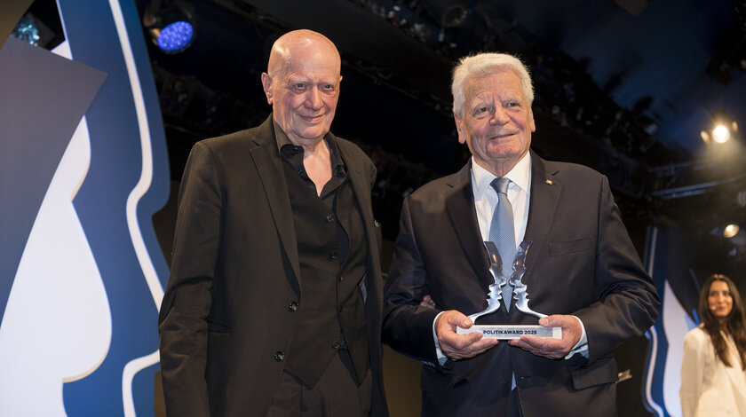 Bundespräsident a.D. Joachim Gauck und Ralf Fücks bei der Verleihung des Politikawards im Tipi am Kanzleramt