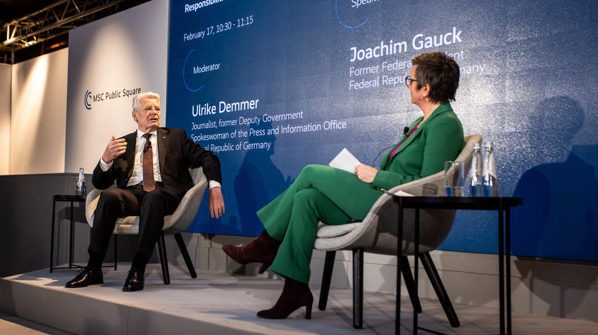 Bundespräsident a.D. sitzt mit Ulrike Demmer auf dem Podium und diskutiert über Deutschlands internationale Verantwortung