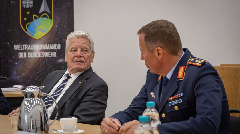 Bundespräsident a.D. Joachim Gauck im Austausch mit Generalmajor Michael Traut anlässlich des Besuchs des Weltraumkommandos