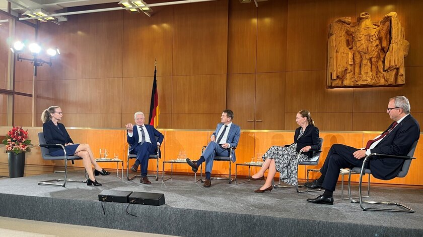 Bundespräsident a.D. Joachim Gauck im Gespräch mit Mitherausgeberin der Festschrift „Verfassungsrechtspflege“, Frauke Brosius-Gersdorf, dem Moderator Jörg Schönenborn (WDR), Botschafterin a.D. in den USA, Emily Haber, und dem Mitherausgeber der Festschrift „Der Blick von außen − A View from Outside“, Andreas Voßkuhle (v.li.)