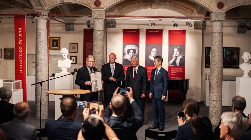 Bundespräsident a.D. Joachim Gauck bei der Verleihung des Mirok Li Preises an Hartmut Koschyk im Mendelsohn Haus