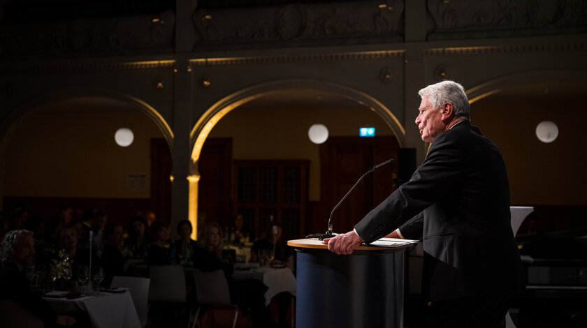 Bundespräsident a.D. Joachim Gauck hält in der Villa Elisabeth eine Rede
