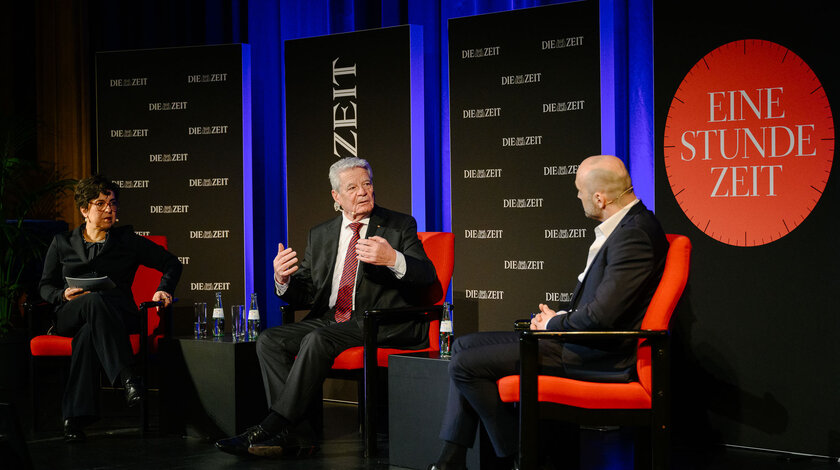 Bundespräsident a.D. Joachim Gauck diskutiert mit Mariam Lau und Roman Pletter auf dem Podium