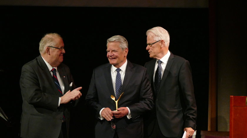 Verleihung des Gilel-Storch-Awards durch Marcus Storch, Vorsitzender des Preiskomitees (li.), und Ingvar Carlsson, ehem. Premierminister Schwedens (re.)