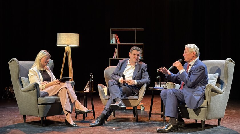 Bundespräsident a.D. Joachim Gauck im Gespräch mit Hubertus Heil (SPD MdB) und Moderatorin Annett Meiritz im Pfefferberg Theater