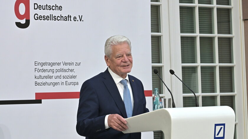 Bundespräsident a.D. Joachim Gauck hält eine Dankesrede anlässlich der Preisverleihung der Deutschen Gesellschaft