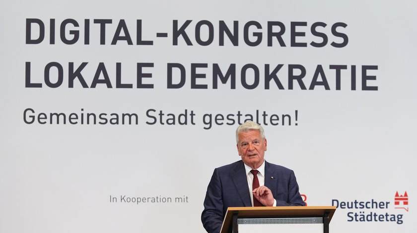 Bundespräsident a.D. Joachim Gauck hält eine Ansprache beim Digital-Kongress "Lokale Demokratie" des vhw - Bundesverband für Wohnen und Stadtentwicklung e.V.