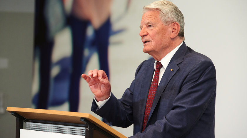 Bundespräsident a.D. Joachim Gauck seitlich am Pult bei der Aufzeichnung des Digital-Kongress "Lokale Demokratie" des vhw