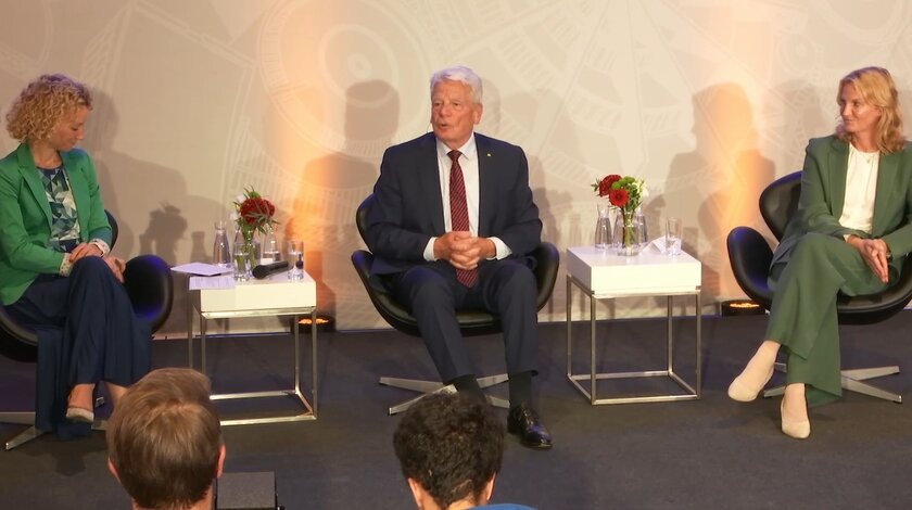 Bundespräsident a.D. Joachim Gauck im Austausch mit den Journalistinnen Kerstin Münstermann (re.) und Vivien Leue im Düsseldorfer Landtag