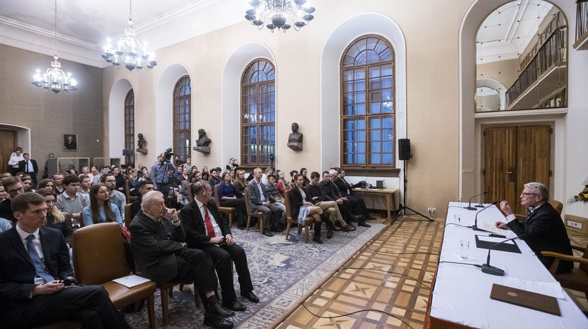 Bundespräsident a.D. Joachim Gauck hält eine Rede vor Studierenden in der Karls-Universität in Prag anlässlich der Verleihung des Karls IV.-Preises