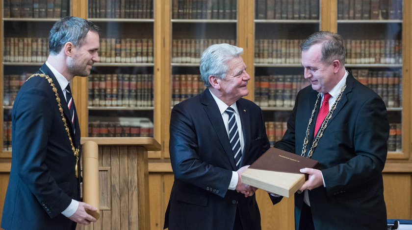 Bundespräsident a.D. Joachim Gauck bei der Verleihung des Karls IV.-Preises in der Karls-Universität in Prag mit dem Oberbürgermeister von Prag, Zdeněk Hřib (li.) und dem Rektor der Karls-Universität, ‎Tomáš Zima