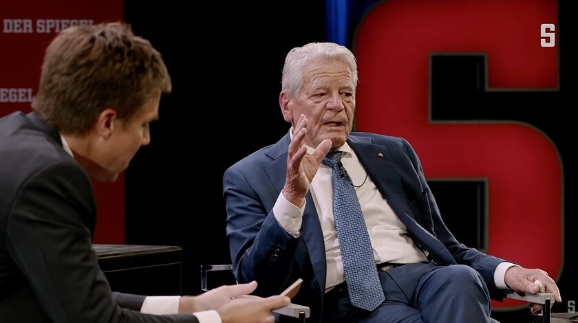 Bundespräsident a.D. Joachim Gauck im Austausch mit Markus Feldenkirchen im Admiralspalast