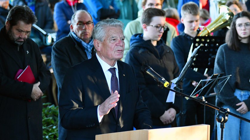 Joachim Gauck steht am Rednerpult auf der Kriegsgräberstätte Bad Bodendorf