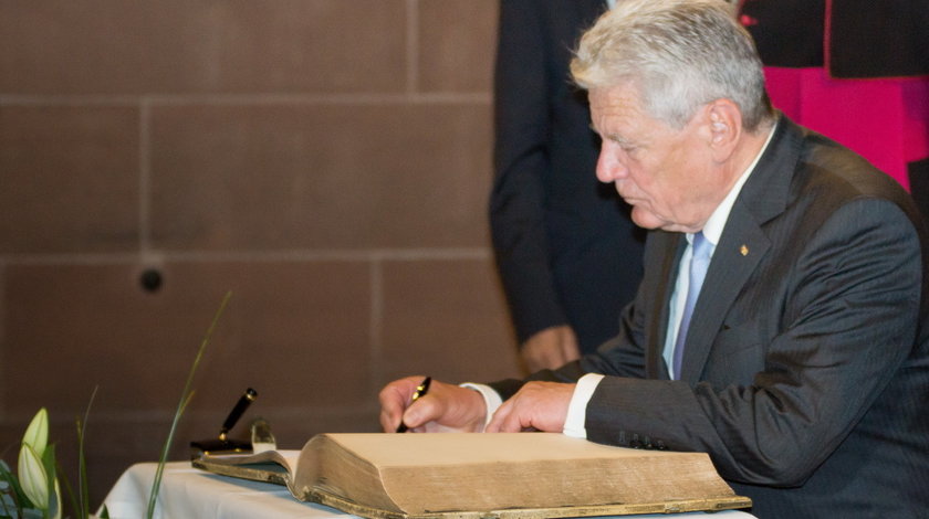 Joachim Gauck beim Eintrag ins Goldene Buch der Stadt Worms
