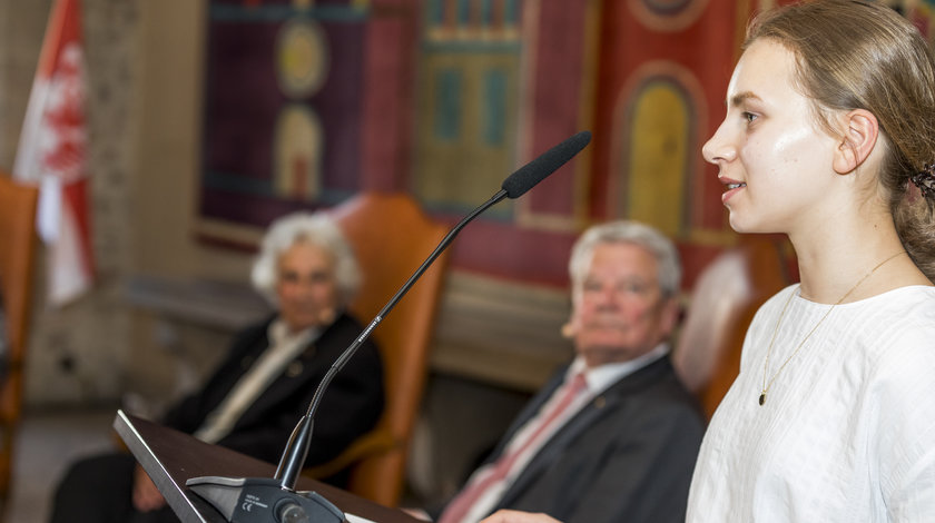 Bundespräsident a.D. Joachim Gauck und die Zeitzeugin Anita Lasker-Wallfisch im Austausch mit einer Schülerin in Braunschweig