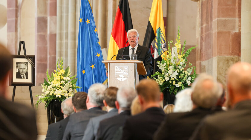 Bundespräsident a.D. Joachim Gauck hält im Kloster Magdeburg für den verstorbenen ehemaligen Ministerpräsidenten von Sachsen-Anhalt, Wolfgang Böhmer, eine Rede