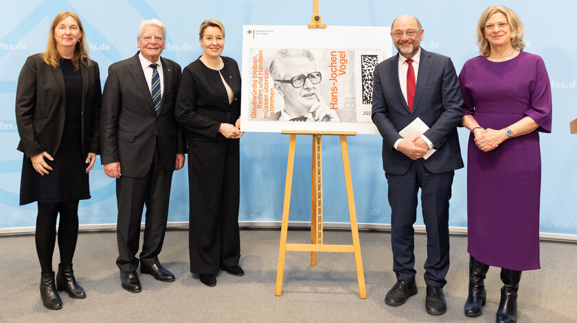 Bundespräsident a.D. Joachim Gauck bei der Vorstellung der Sonderbriefmarke zu Ehren Hans-Jochen Vogels gemeinsam mit Dr. Anja Kruke, Leiterin des Archivs der sozialen Demokratie der FES (li.), Franziska Giffey, Bürgermeisterin und Senatorin für Wirtschaft, Energie und Betriebe (3. v. li.), Martin Schulz, Vorsitzender der FES (2. v. re.) und Dr. Sabine Fandrych, Geschäftsführendes Vorstandsmitglied der FES (re.)