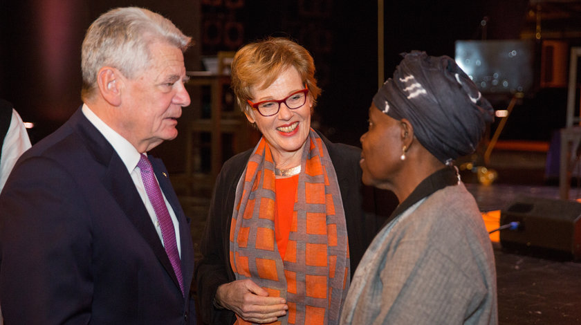 Bundespräsident a.D. Joachim Gauck im Austausch mit Cornelia Füllkrug-Weitzel, Präsidentin von Brot für die Welt, und Agnes Abuom, Vorsitzende des Ökumenischen Rats der Kirchen