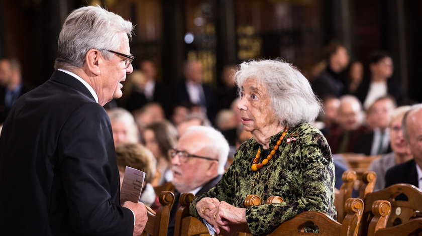 Bundespräsident a.D. Joachim Gauck und die Zeitzeugin Margot Friedländer unterhalten sich im Berliner Dom