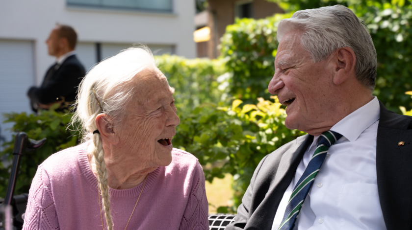 Bundespräsident a.D. Joachim Gauck im Austausch mit einer Bewohnerin des Albert-Schweitzer-Hauses