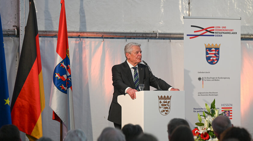 Bundespräsident a.D. Joachim Gauck hält eine Rede auf dem Gelände des früheren Notaufnahmelagers