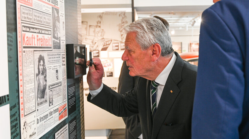 Bundespräsident a.D. Joachim Gauck beim Ausstellungsrundgang durch das Dokumentationszentrum
