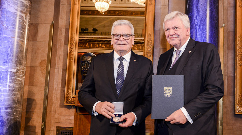 Bundespräsident a.D. Joachim Gauck hat die Wilhelm-Leuschner-Medaille vom hessischen Ministerpräsidenten Volker Bouffier verliehen bekommen