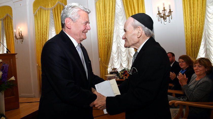 Bundespräsident a.D. Joachim Gauck im Austausch mit dem Landesrabbiner William Wolff im Rathaus