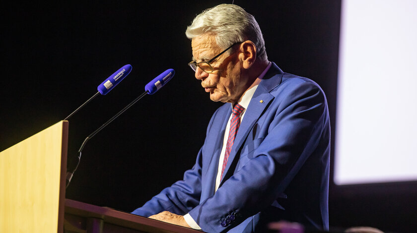 Bundespräsident a.D. Joachim Gauck hält eine Rede in der Lindenhalle anlässlich des Jubiläumsempfangs der Mansfeld-Löbbecke-Stiftung