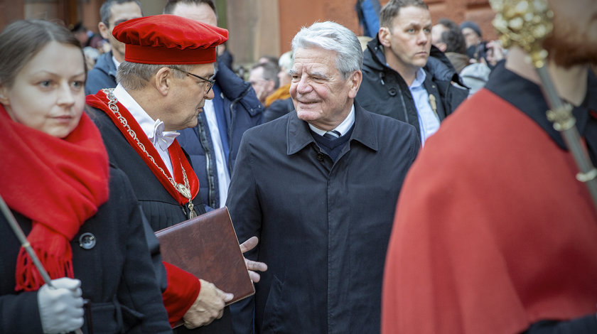 Bundespräsident a.D. Joachim Gauck im Austausch mit Rektor Wolfgang Schareck beim Festumzug anlässlich 600 Jahre Universität Rostock