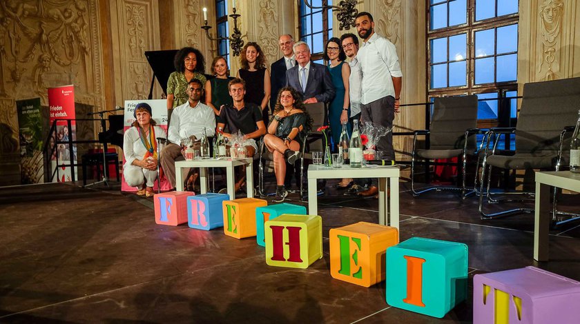 Bundespräsident a.D. Joachim Gauck mit Podiumsteilnehmern anlässlich des Augsburger Friedensfestes