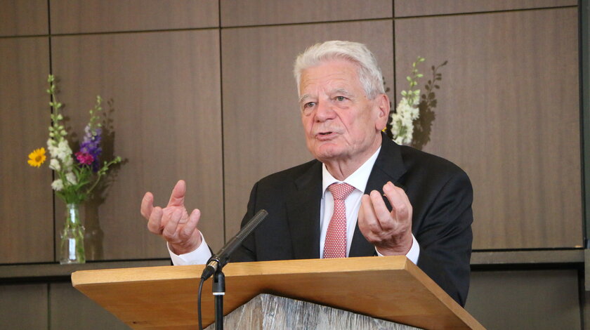 Bundespräsident a.D. Joachim Gauck hält eine Rede in der Potsdamer Stern-Kirchengemeinde
