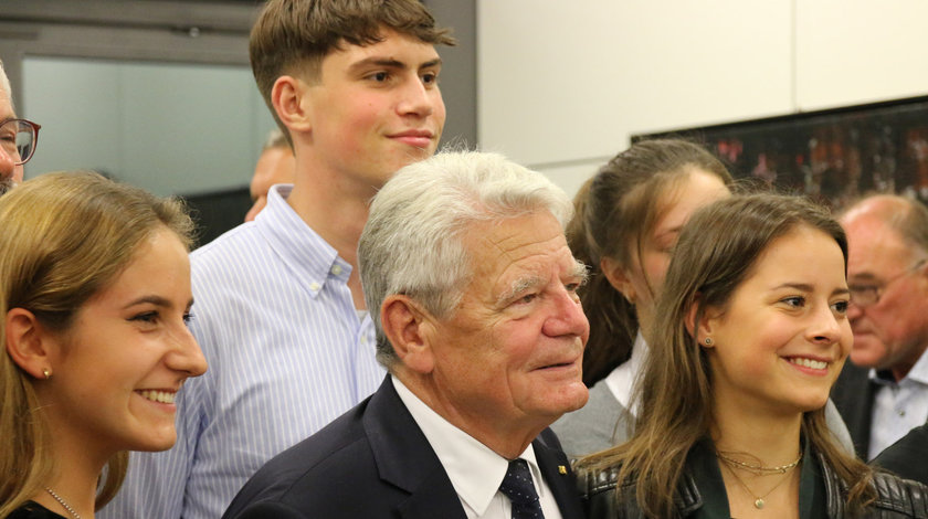 Bundespräsident a.D. Joachim Gauck im Austausch mit Schülerinnen und Schülern in der Politischen Akademie am See in Tutzing