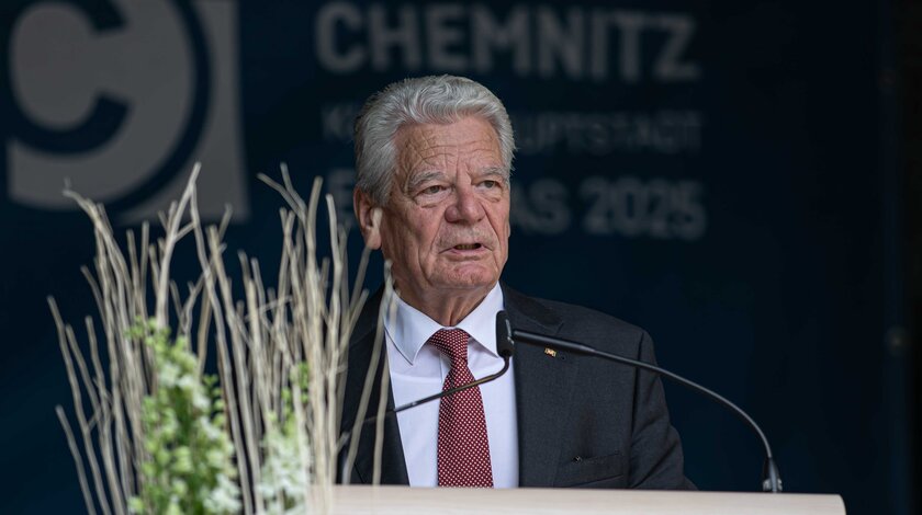 Joachim Gauck steht am Rednerpult und hält die Gedenkrede zum 17. Juni 1953 in Chemnitz