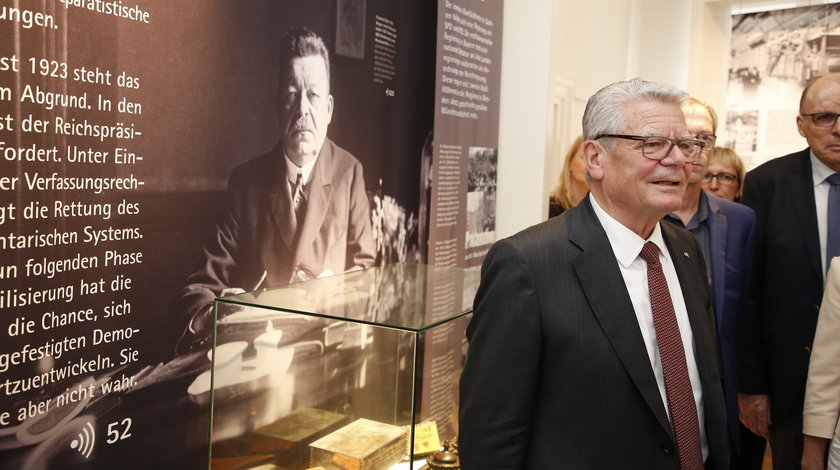 Joachim Gauck beim Rundgang durch die Ausstellung in der Geburtswohnung Friedrich Eberts