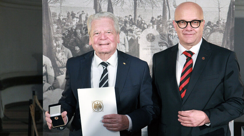 Bundespräsident a.D. Joachim Gauck erhielt die Ehrenmitgliedschaft des Reichsbanners Schwarz-Rot-Gold von Dr. Fritz Felgentreu (re.)