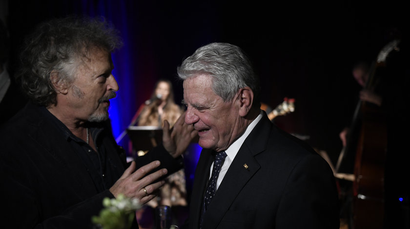 Bundespräsident a.D. Joachim Gauck beim Austausch mit dem Sänger Wolfgang Niedecken anlässlich der Verleihung des Menschenrechtsfilmpreises in Nürnberg