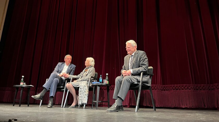Bundespräsident a.D. Joachim Gauck im Gespräch mit Margot Friedländer und Moderator Georg Mascolo im Deutschen Theater