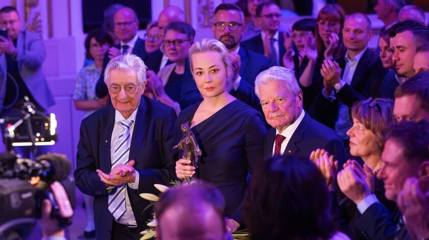 Bundespräsident a.D. Joachim Gauck mit Bundesminister a.D. Dr. Gerhart Baum und Julija Nawalnaja (v. li.) im Staatsschauspielhaus