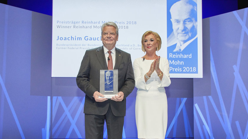 Bundespräsident a.D. Joachim Gauck erhält den Reinhard Mohn Preis aus den Händen von Liz Mohn, der stellvertretenden Vorsitzenden der Bertelsmann Stiftung