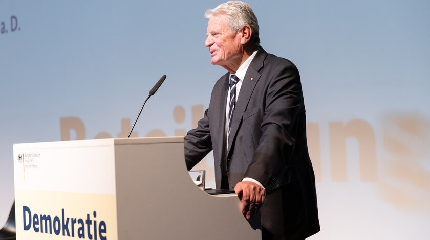 Bundespräsident a.D. Joachim Gauck hält eine Rede beim Kongress "Demokratie unter Druck. Die Gesellschaft und die Zeitenwende"