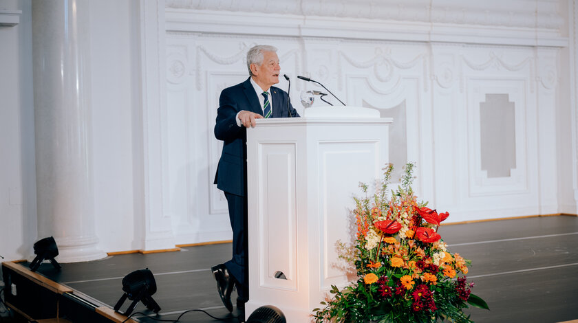 Bundespräsident a.D. Joachim Gauck hält die Laudatio im Neuen Schloss in Stuttgart