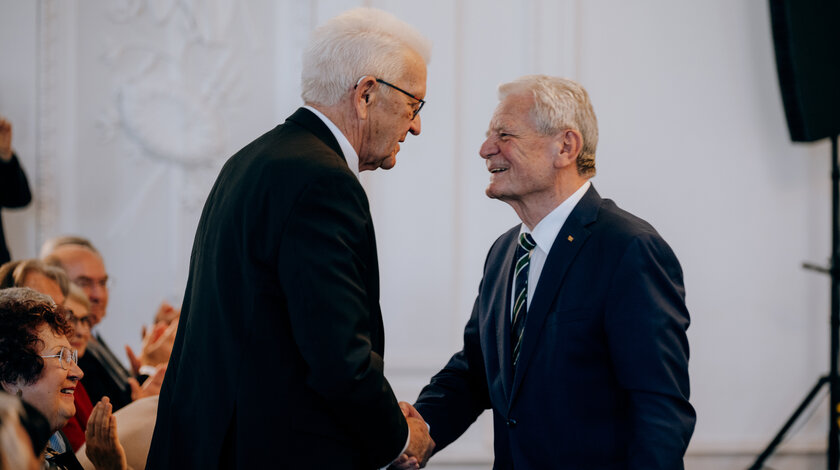 Bundespräsident a.D. Joachim Gauck bei dem Festakt zur Verabschiedung von Winfried Kretschmann (li.), Ministerpräsident von Baden-Württemberg