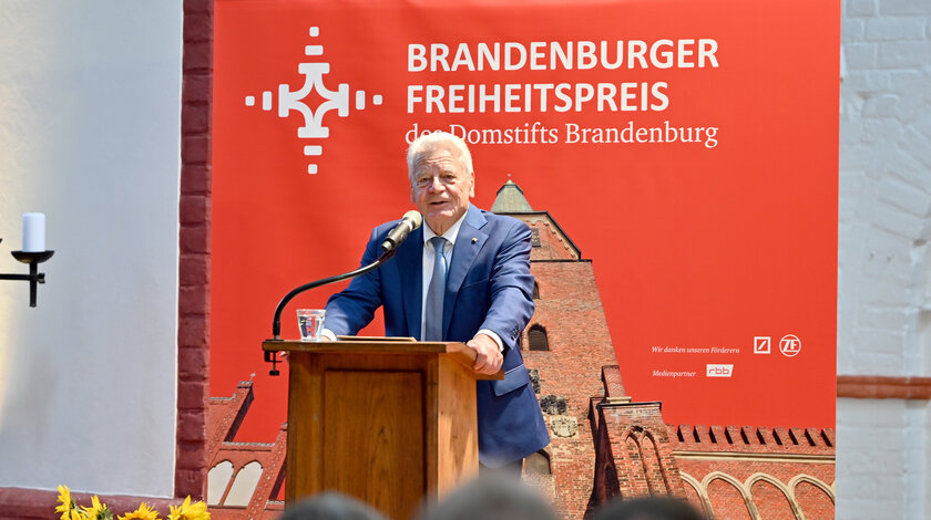 Bundespräsident a.D. Joachim Gauck hält eine Laudatio im Domstift Brandenburg