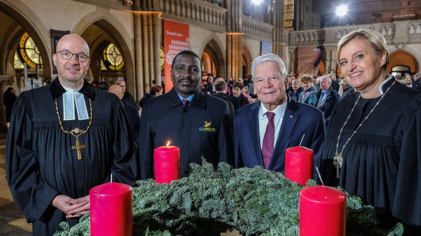 Bundespräsident a.D. Joachim Gauck bei der Eröffnung der 65. Aktion Brot für die Welt in der Peterskirche gemeinsam mit Tobias Bilz, Landesbischof der Ev.-Luth. Landeskirche Sachsens, Peter Nyorsok, Direktor Anglican Development Services North Rift Region Kenia und Dagmar Pruin, Präsidentin Brot für die Welt (v.li.)