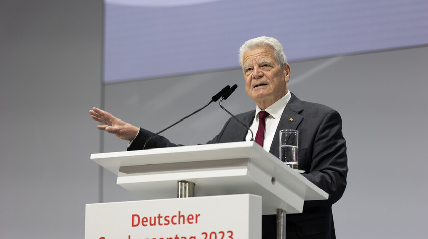 Joachim Gauck steht am Rednerpult