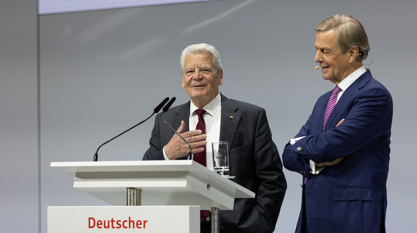 Joachim Gauck spricht auf der Bühne mir Claus Kleber